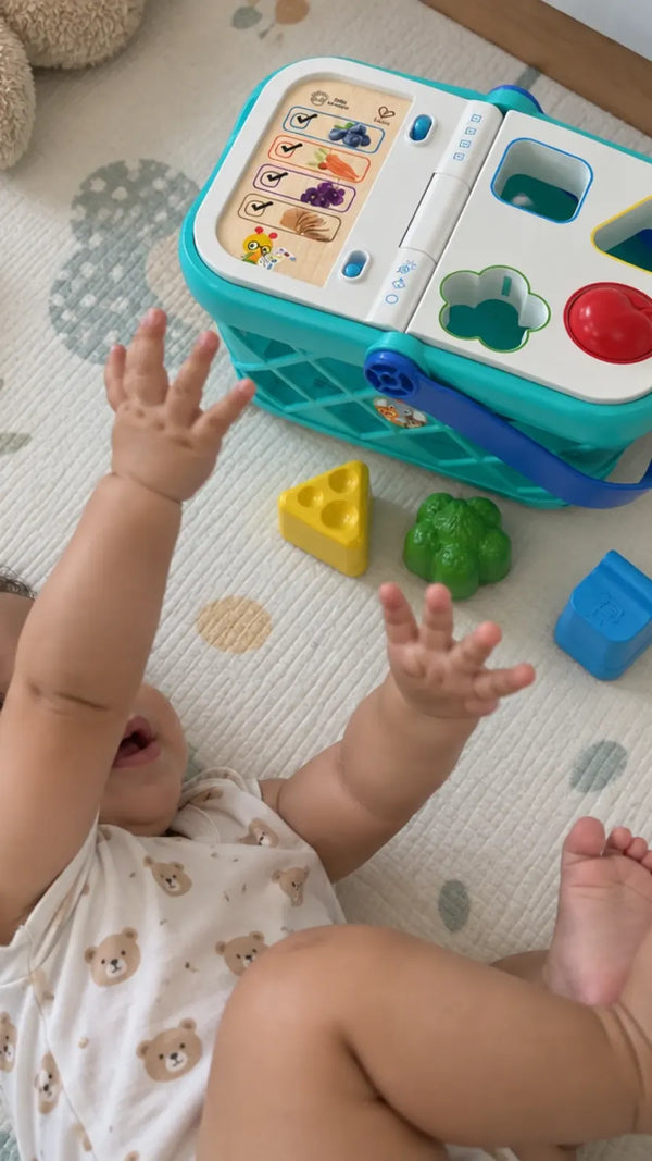 Foto de cliente com a Cesta de Compras Magic Touch Hape