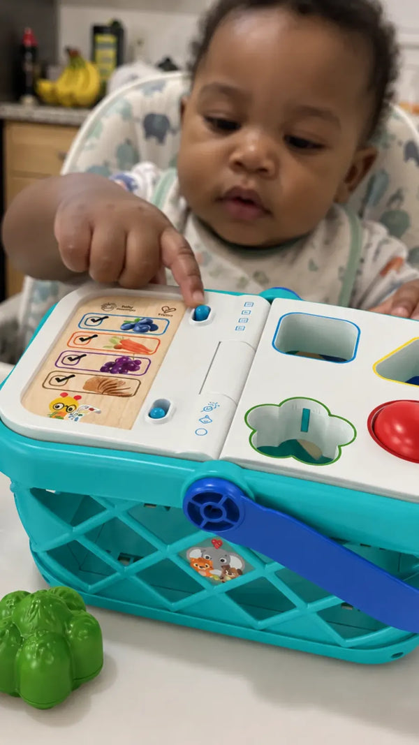 Foto de cliente com a Cesta de Compras Magic Touch Hape