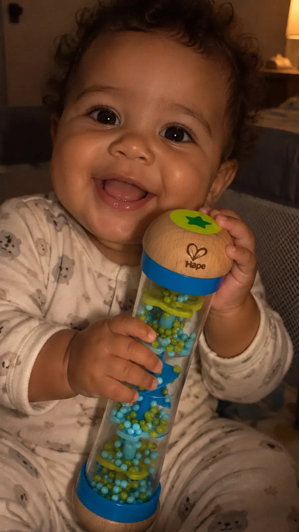 Foto de cliente com o Chocalho de Contas Gotas de Chuva Hape