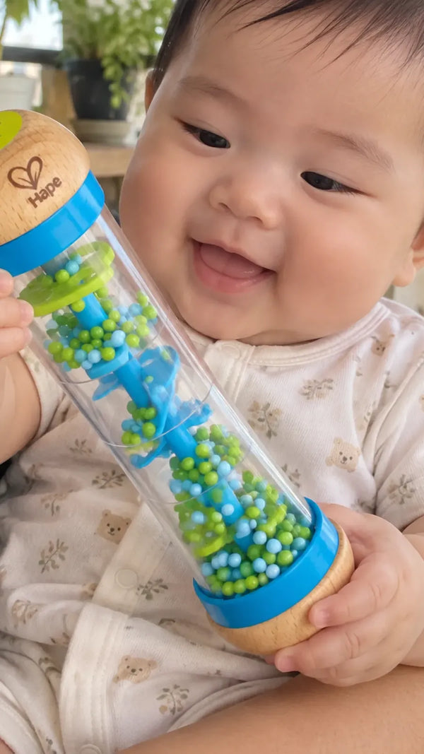 Foto de cliente com o Chocalho de Contas Gotas de Chuva Hape