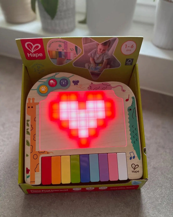 Piano de pixels Hape desenhando um coração vermelho na tela