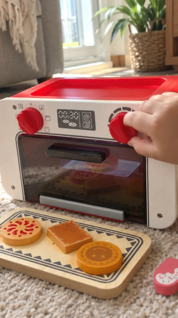 Foto de cliente com o Meu Forninho Mágico de Biscoitos Hape