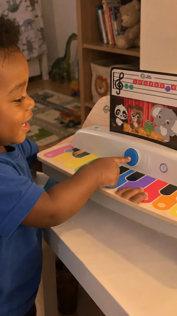 Cliente com o Piano Conectado Together in Tune Hape 2