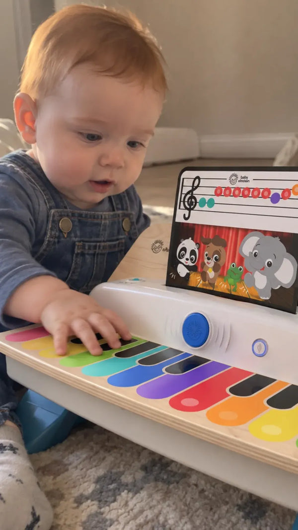Cliente com o Piano Conectado Together in Tune Hape 5