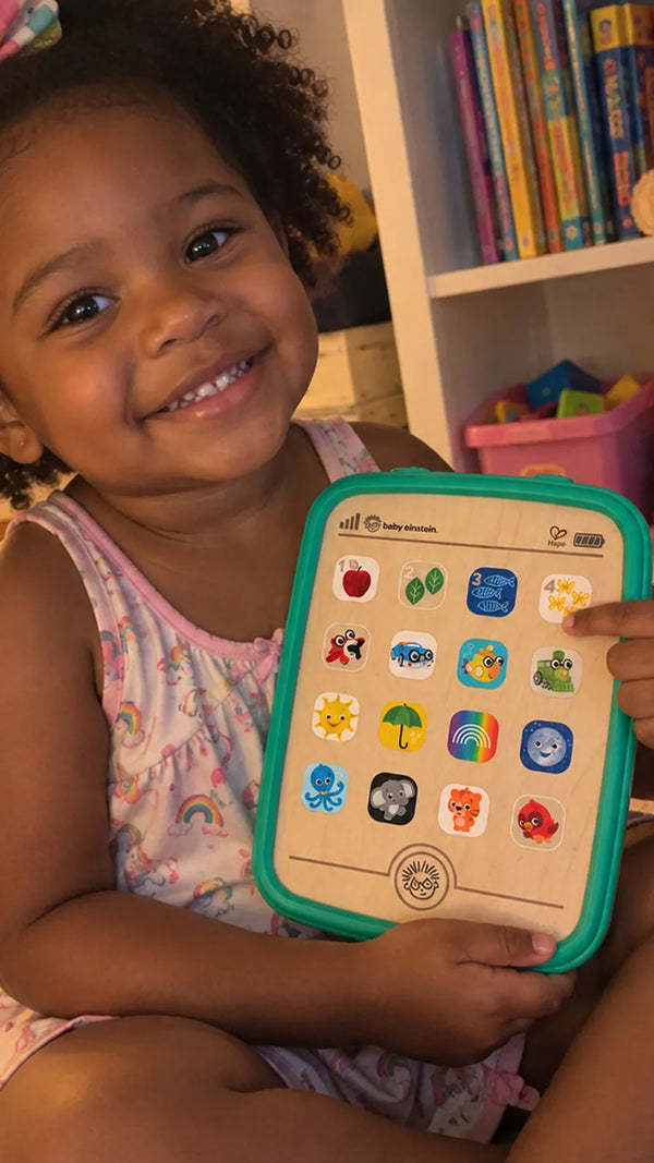 Cliente com o Tablet de Curiosidades Magic Touch Hape 5