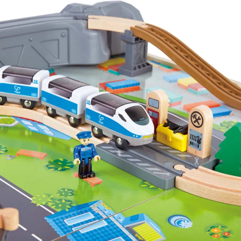 Mesa de Atividades com Pista de Trem de Madeira 70 Peças e Locomotiva a Pilha | HAPE
