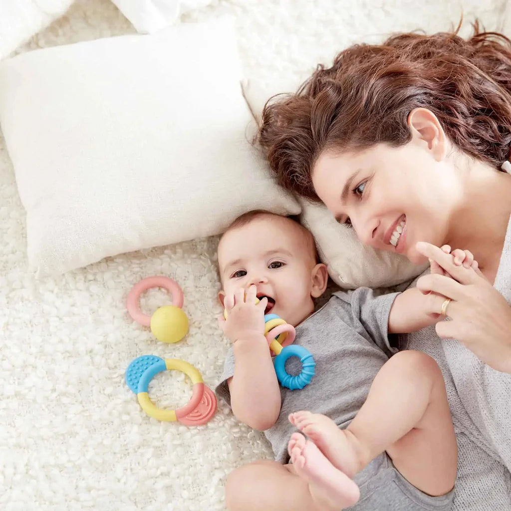 Kit Sensorial Premium para Bebês em Madeira com Texturas e Cores Suaves – Hape