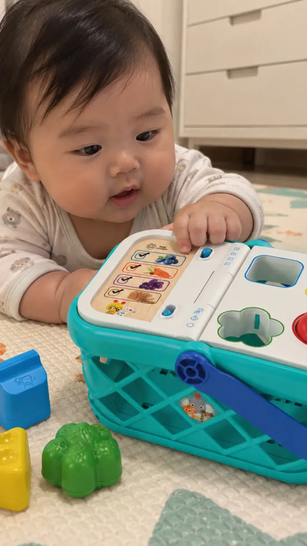 Foto de cliente com a Cesta de Compras Magic Touch Hape