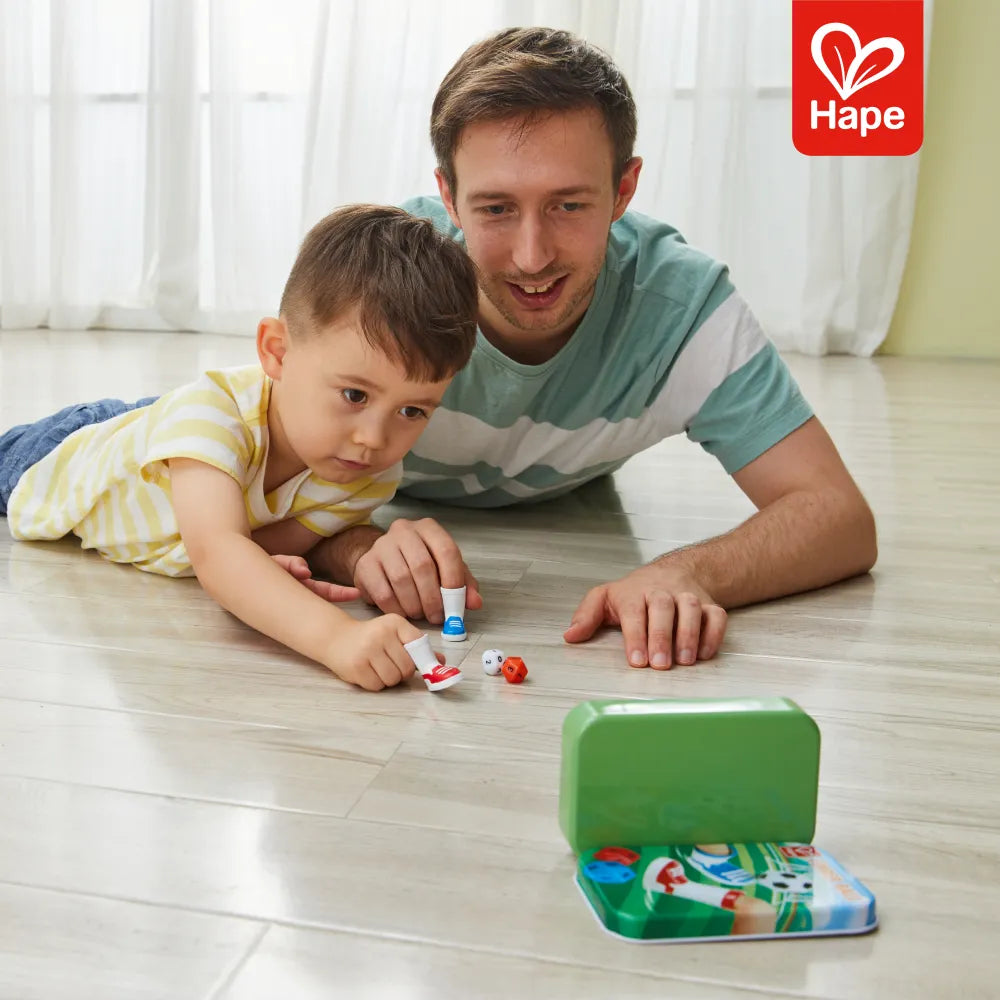 Criança brincando com a Cobrança de Falta Hape