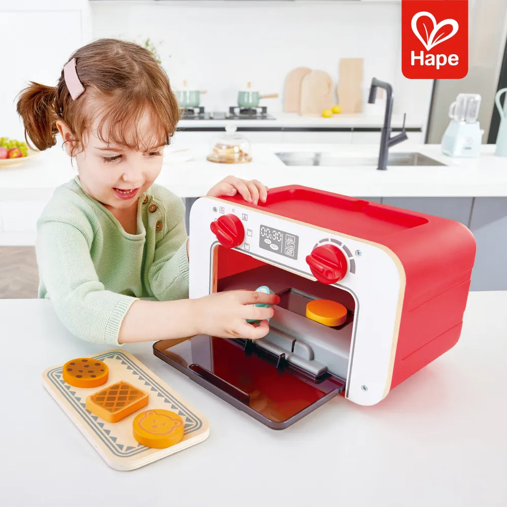 Criança brincando com o Meu Forninho Mágico de Biscoitos Hape