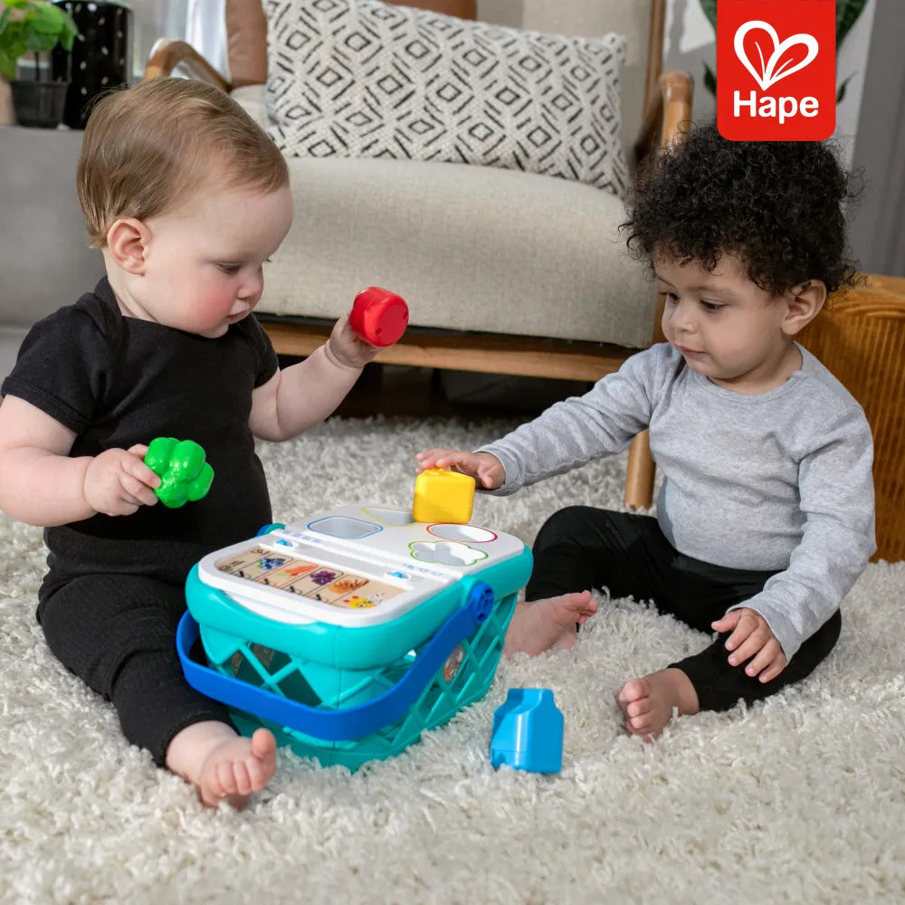 Criança brincando com a Cesta de Compras Magic Touch Hape