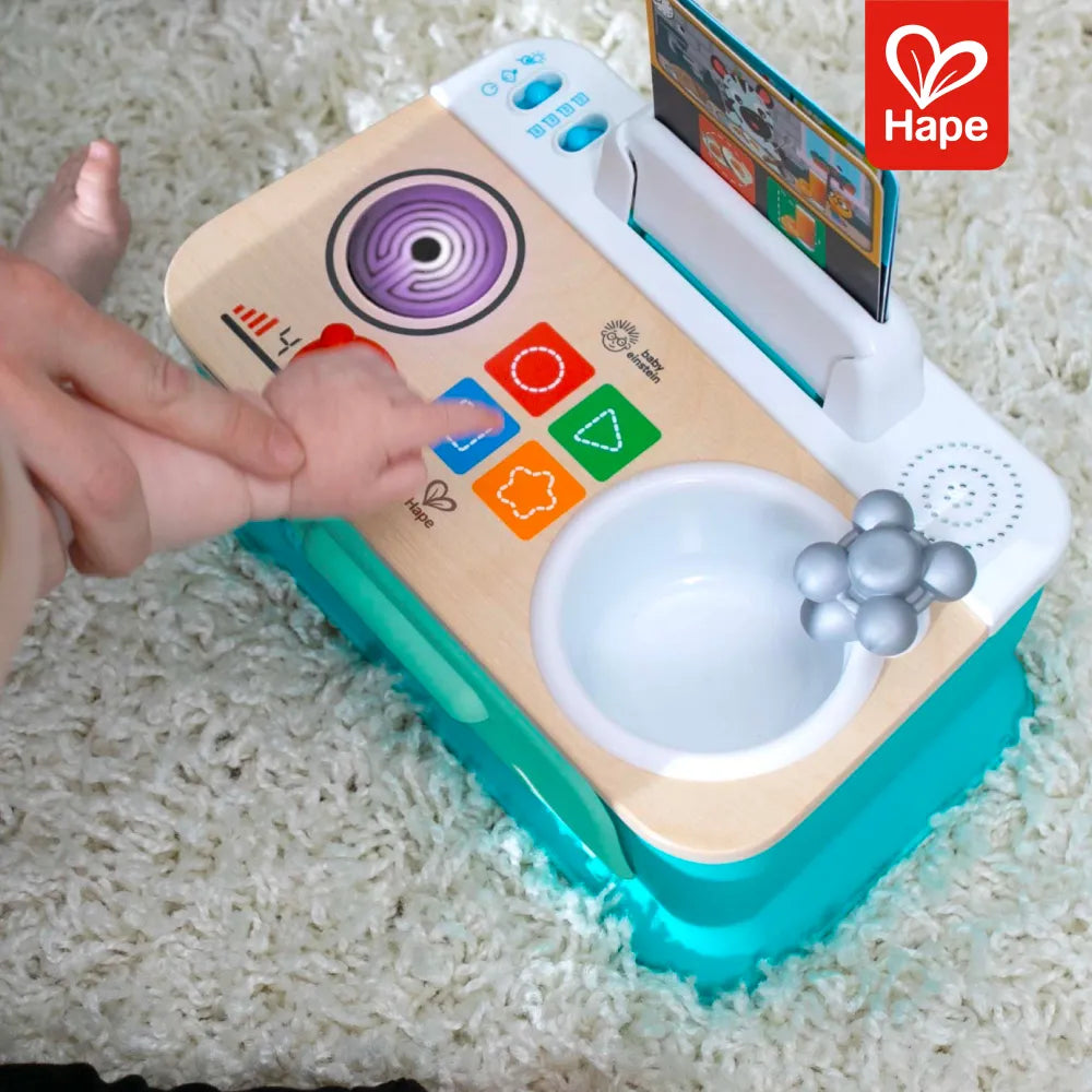 Bebê brincando com a Cozinha Magic Touch Hape