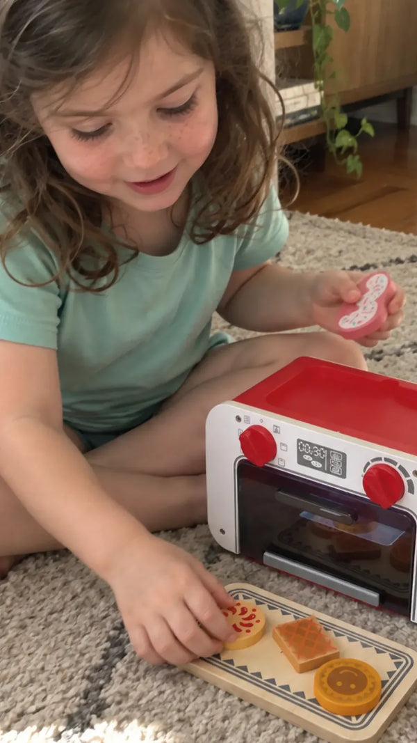 Foto de cliente com o Meu Forninho Mágico de Biscoitos Hape