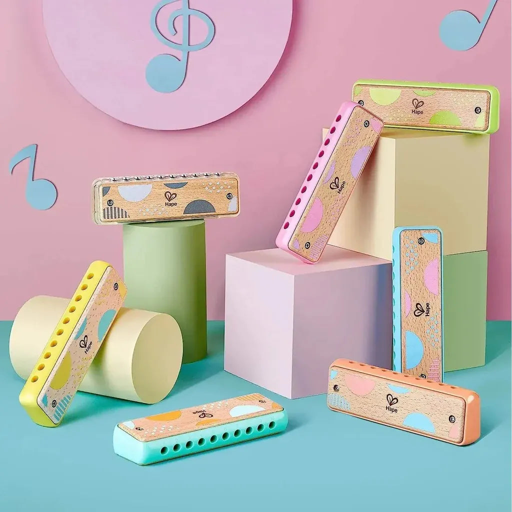 Coleção de gaitas Blues Hape coloridas em um cenário com notas musicais