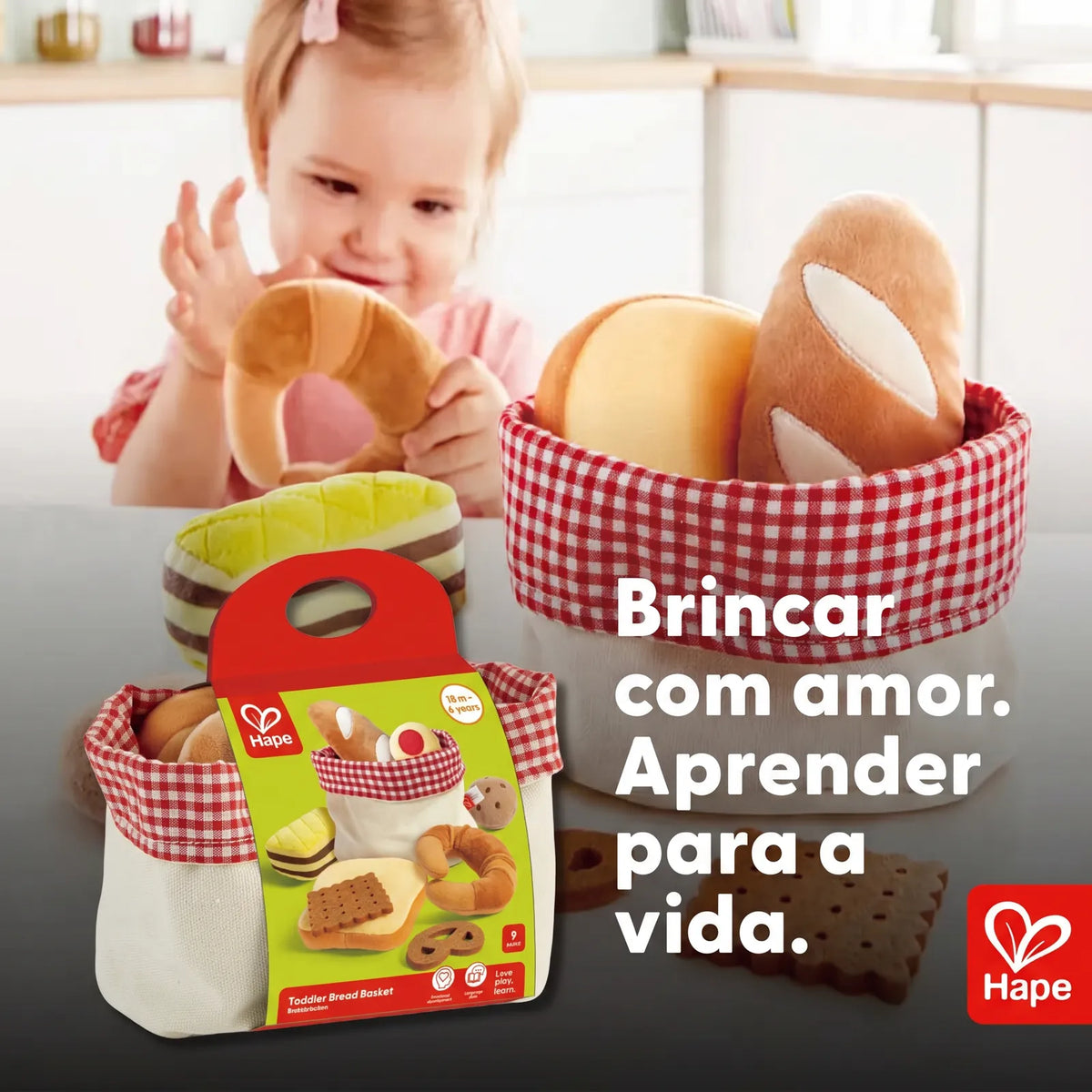 Bebê brincando com os pães de feltro Hape ao lado da embalagem da padaria