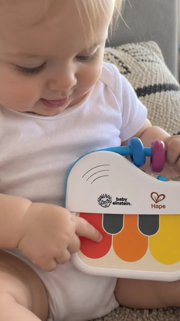 Cliente com o Mini Piano Magic Touch Hape 1