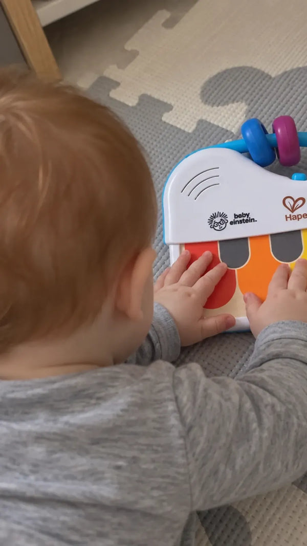 Cliente com o Mini Piano Magic Touch Hape 3