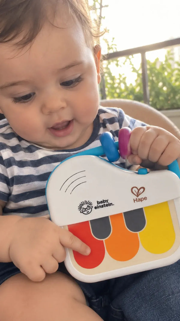 Cliente com o Mini Piano Magic Touch Hape 5