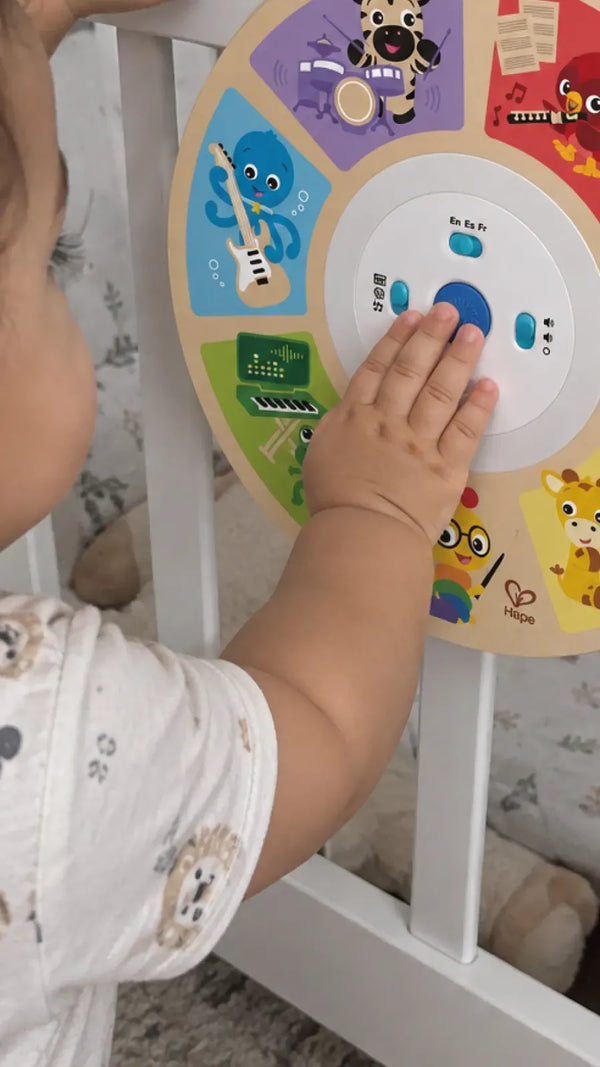 Cliente com a Sinfonia de Sons Magic Touch Hape 3