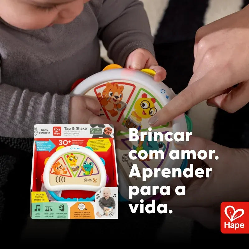 Criança tocando o pandeiro Magic Touch Hape ao lado da embalagem