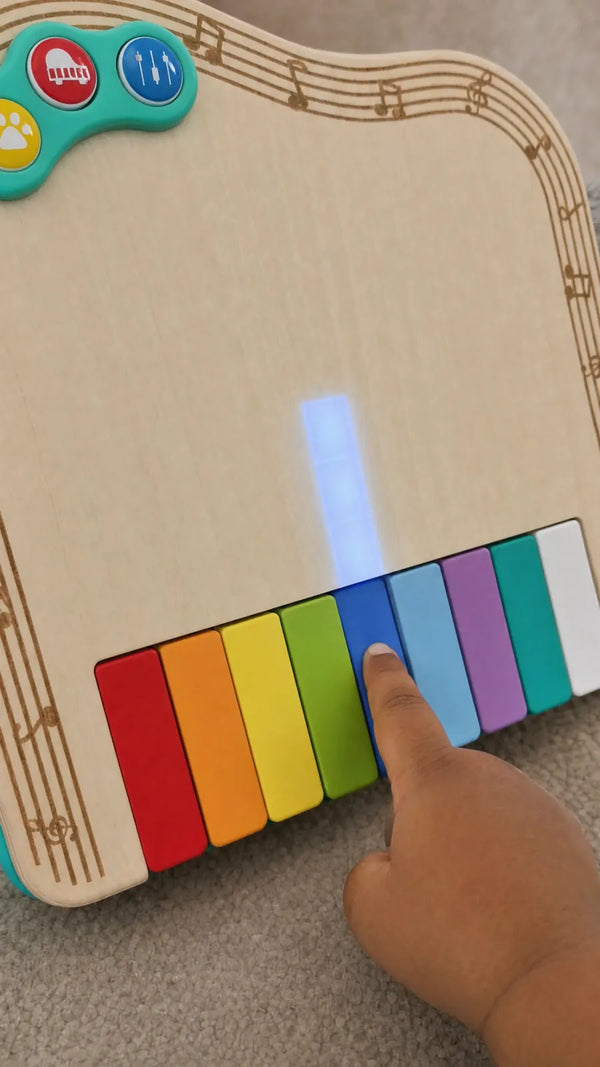 Dedinho tocando uma tecla e acendendo a tela do piano de pixels Hape