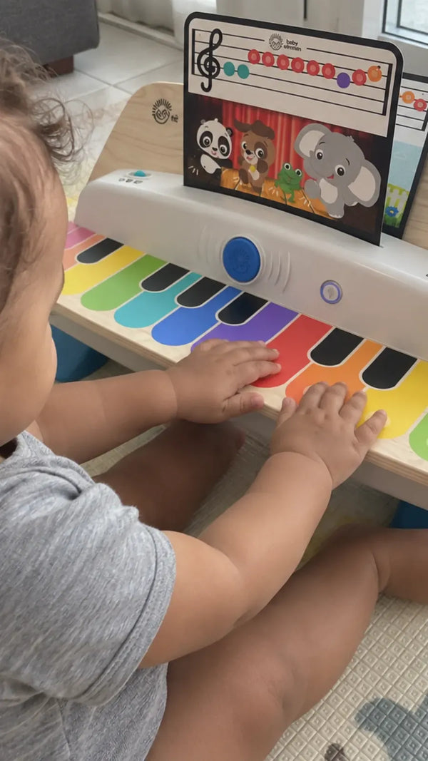 Cliente com o Piano Conectado Together in Tune Hape 3