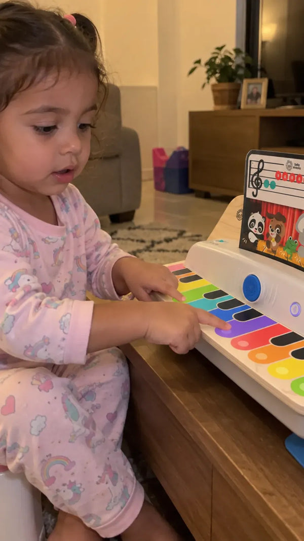 Cliente com o Piano Conectado Together in Tune Hape 4