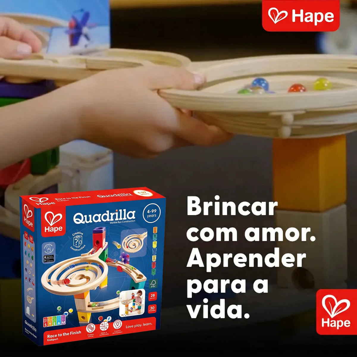 Criança brincando com a pista de bolinhas Quadrilla Hape ao lado da embalagem