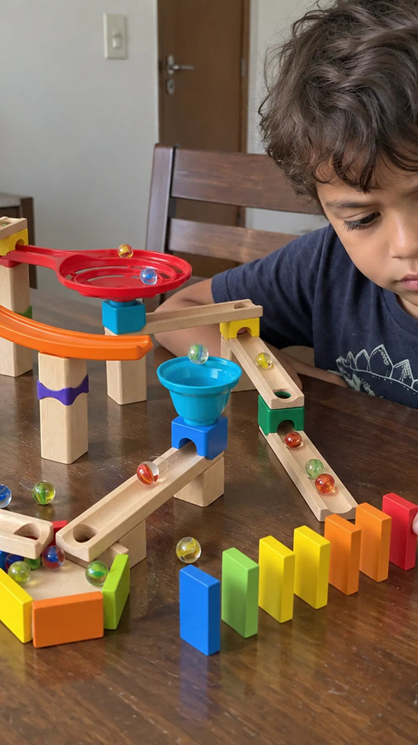 Cliente com a Pista de Bolinhas de Gude com Dominó e Sino Hape 3