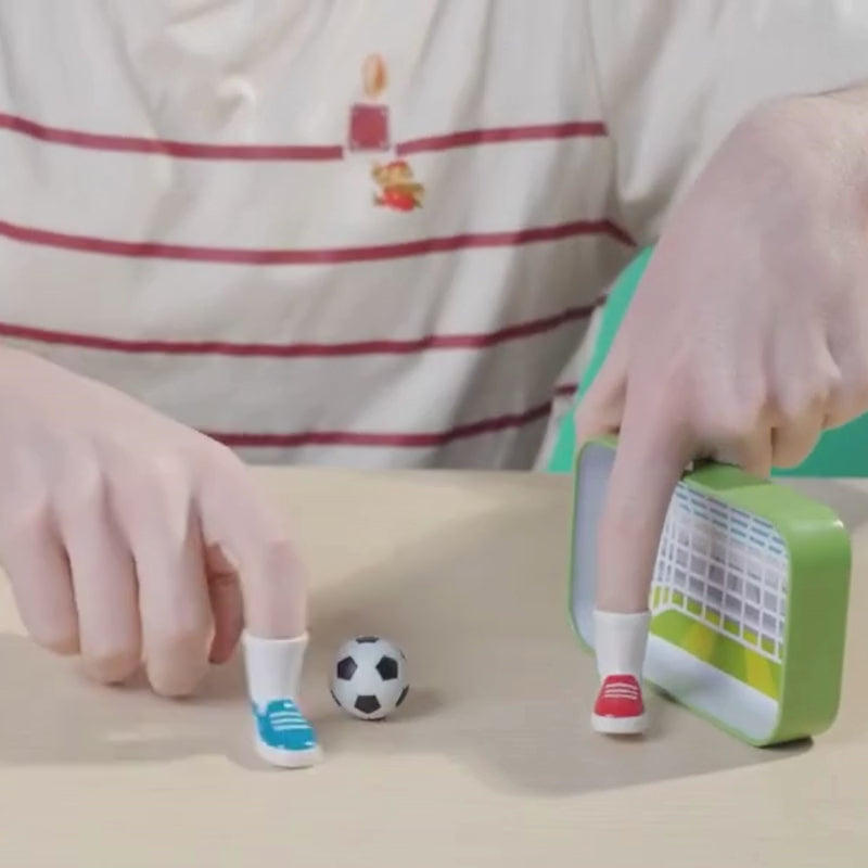 Futebol de Dedo Jogo de Mesa Infantil com Chuteiras e Gol de Metal | Hape