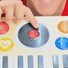 Mesa de DJ Infantil com Teclado e Efeitos Hape em ação