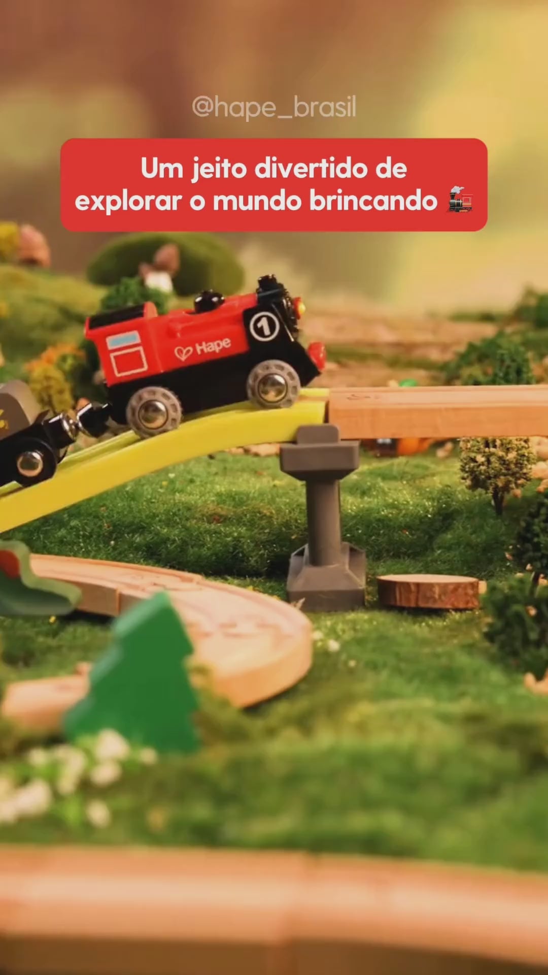 Vídeo do Locomotiva de Madeira a Pilha com Farol e Ré Hape