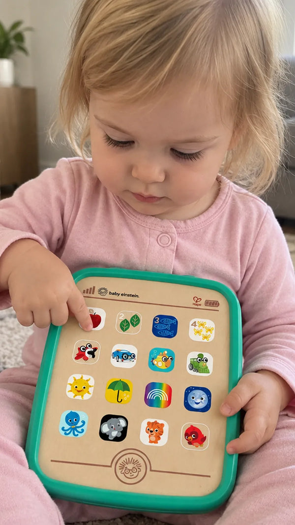 Cliente com o Tablet de Curiosidades Magic Touch Hape 1