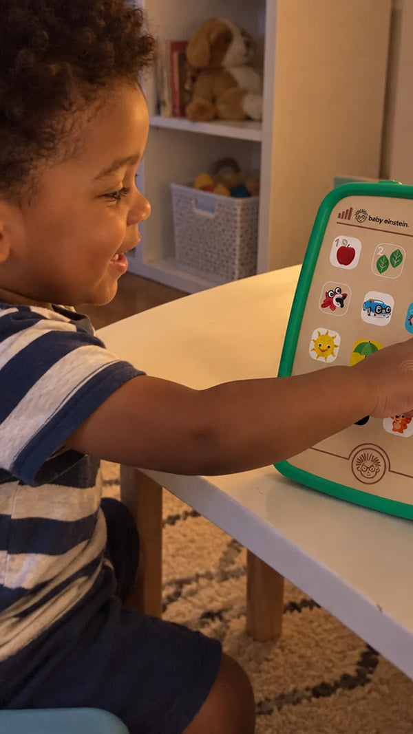 Cliente com o Tablet de Curiosidades Magic Touch Hape 2