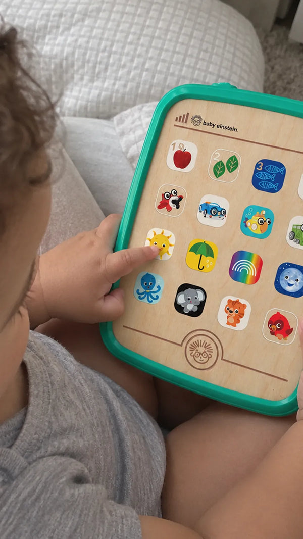 Cliente com o Tablet de Curiosidades Magic Touch Hape 3