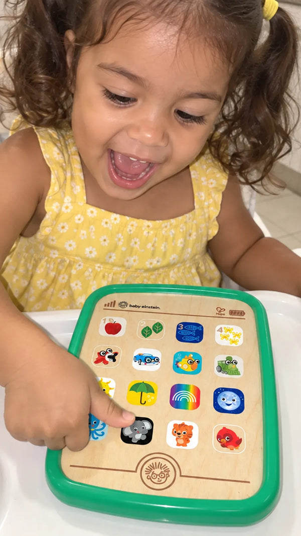 Cliente com o Tablet de Curiosidades Magic Touch Hape 4