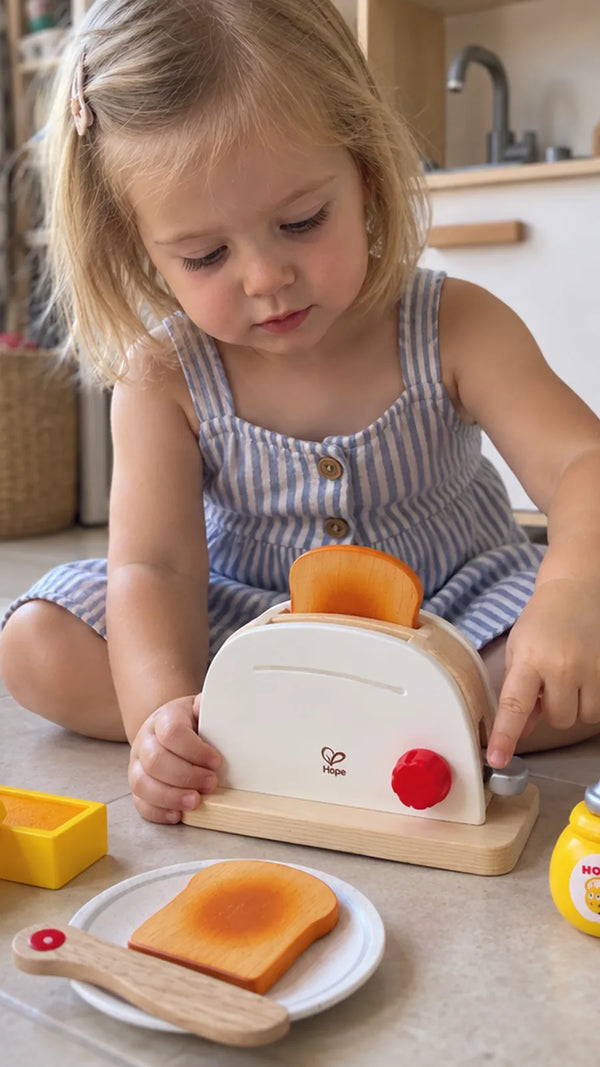 Cliente com o Conjunto Torradeira Pop-Up Hape 1