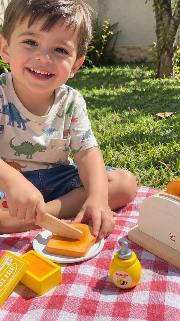 Cliente com o Conjunto Torradeira Pop-Up Hape 3