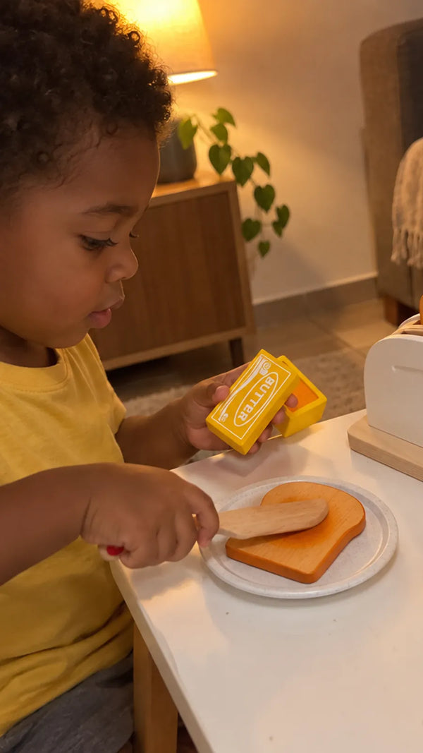 Cliente com o Conjunto Torradeira Pop-Up Hape 4