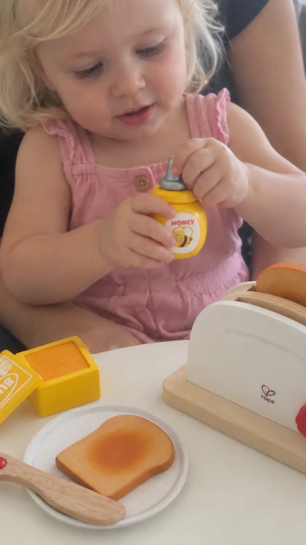 Cliente com o Conjunto Torradeira Pop-Up Hape 5